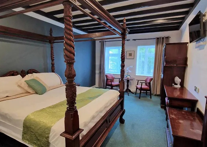 Отель The Lanterns